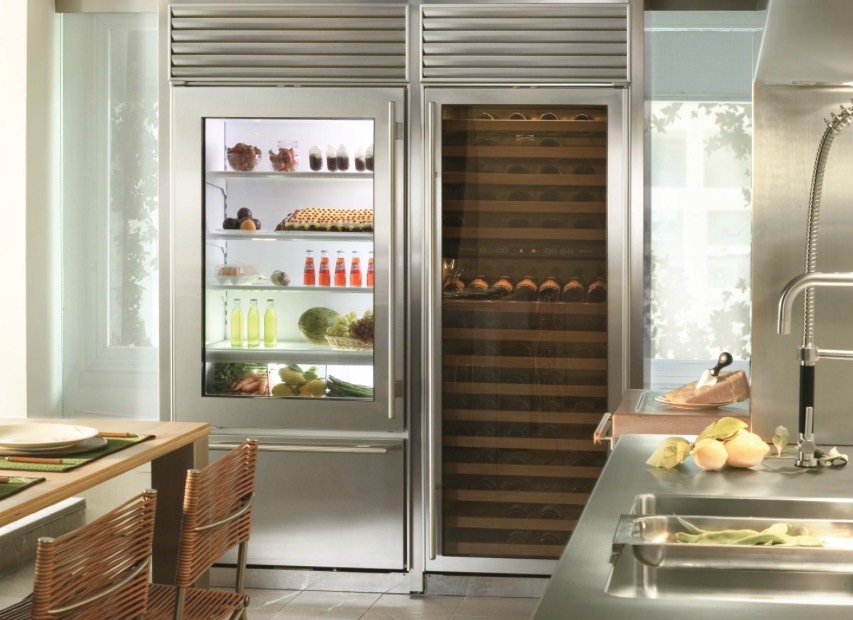 The fridge shows off perfect order inside, which should be kept there all the time for a chic look.