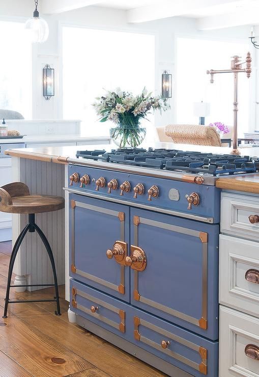 A retro French stove in blue with copper touches makes a gorgeous statement.