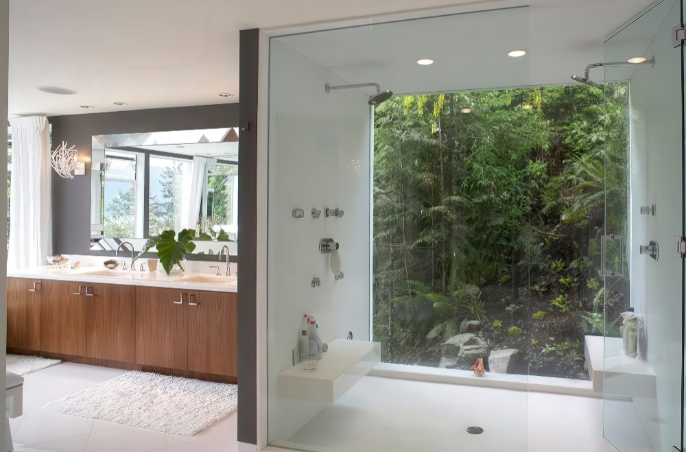 A full height window goes on a jungle-style private garden, which guarantees privacy.