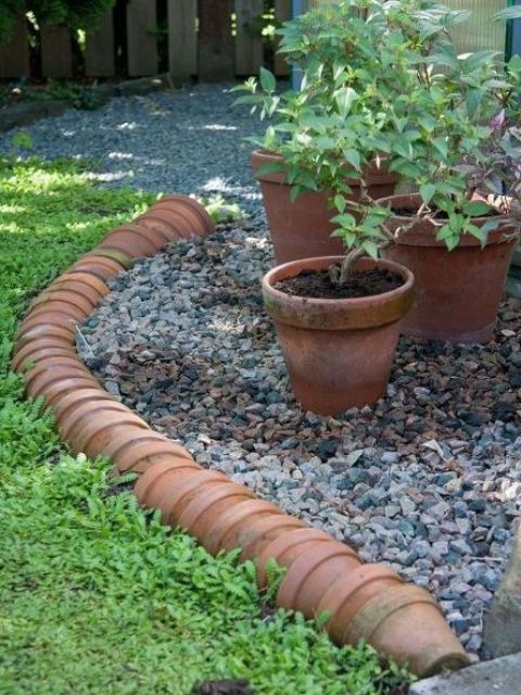 A terra cotta pot garden border is a nice idea for a relaxed and rustic garden with vintage touches.