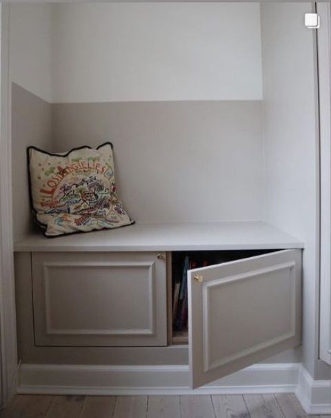 A small storage bench made of an IKEA Metod cabinet is a perfect idea for a small entryway.