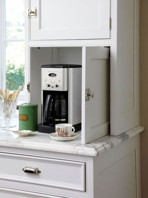 A tiny cabinet with a coffee machine, mugs and sugar is a real mini coffee station that will fit any kitchen.