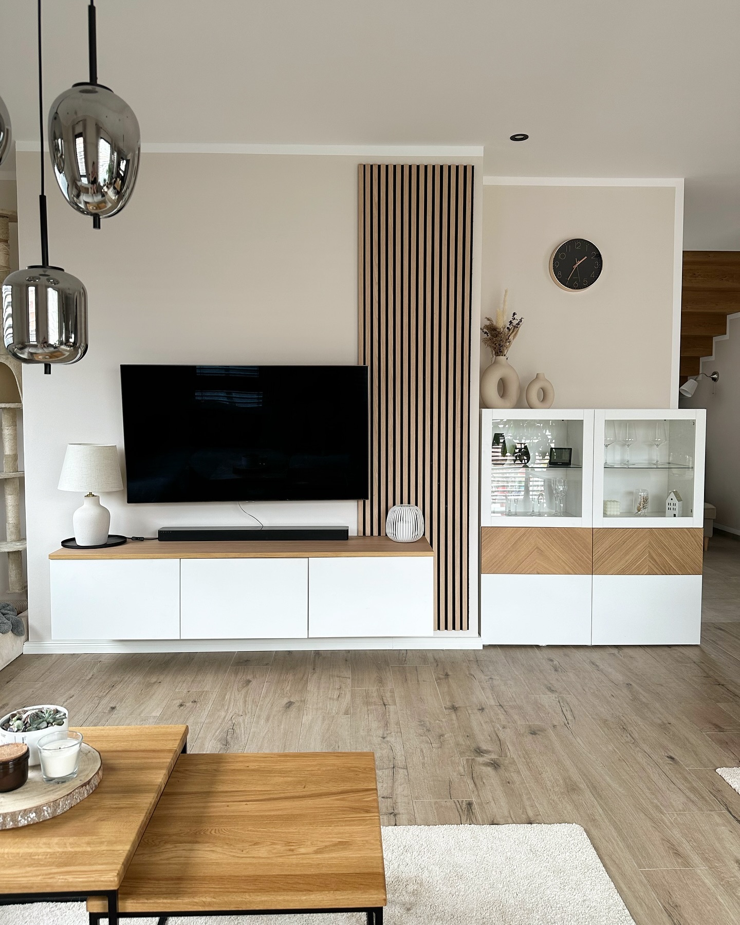 This setup feels super balanced. The tall cabinet next to the Besta keeps everything from looking too short or flat. Also love the mix of textures here—glass, wood, soft lighting. The whole thing just works.

(@cozynized).