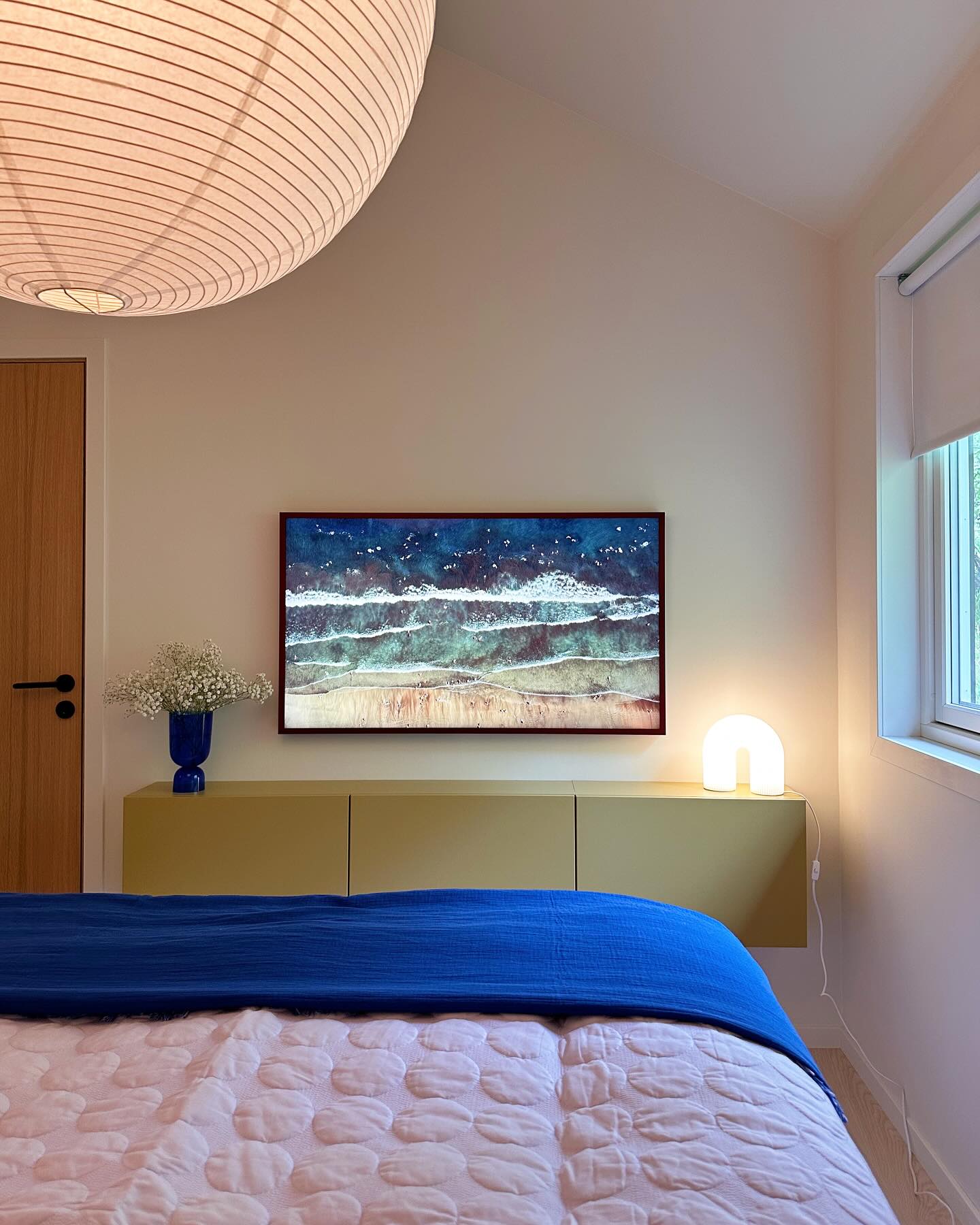 Using a Besta under a TV in the bedroom? So smart. It’s not bulky, it blends into the space, and that olive green tone adds something mellow. Plus, the lamp and flower combo? Kinda makes it feel like a hotel.

(@oppussing_med_karoline).