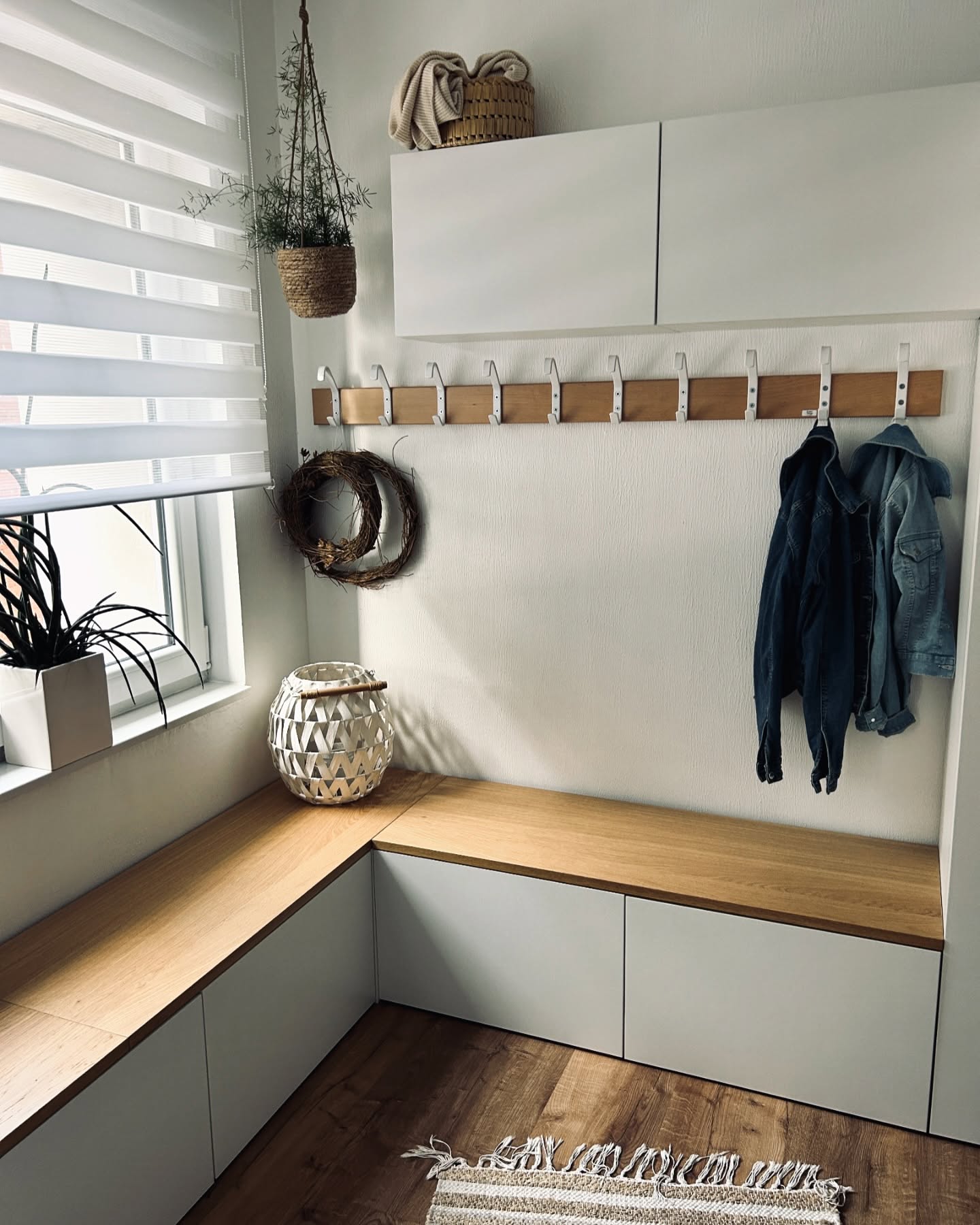 This is a perfect little trick—tucking a Besta unit right into the entry. It gives you closed storage for shoes or random junk, and those baskets underneath are doing some serious heavy lifting. Super clean look without trying too hard.

(@tatjanahummels).