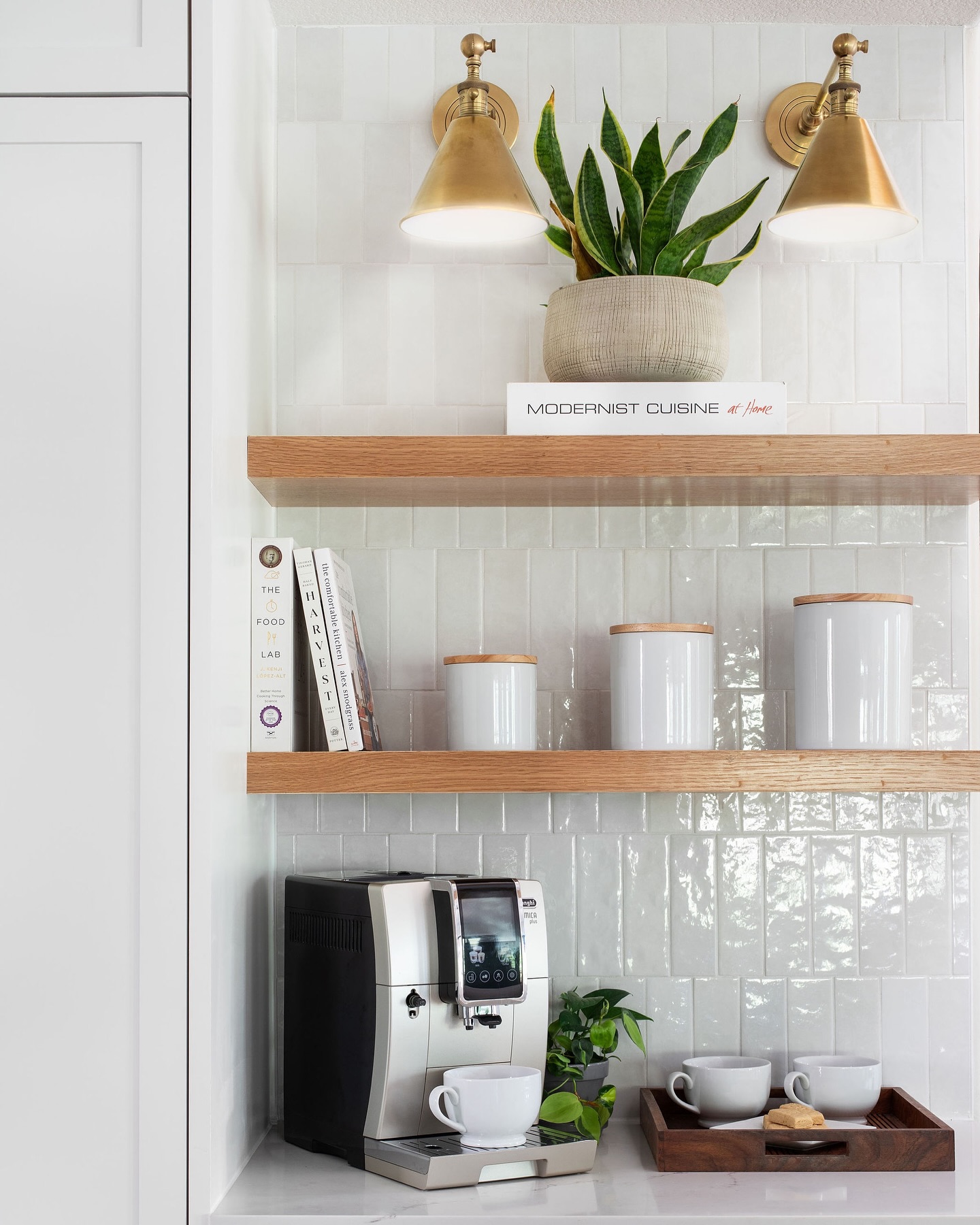 This sleek coffee station tucked into the corner delivers big morning energy in a small footprint—clean lines, neutral tones, and just the right amount of greenery.

(@theurbanedesign).