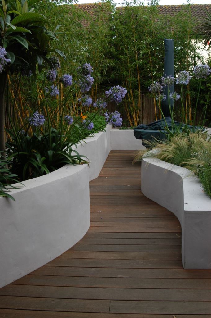 These modern raised garden beds will elevate the style of your patio. 

(via gardenbreeze).