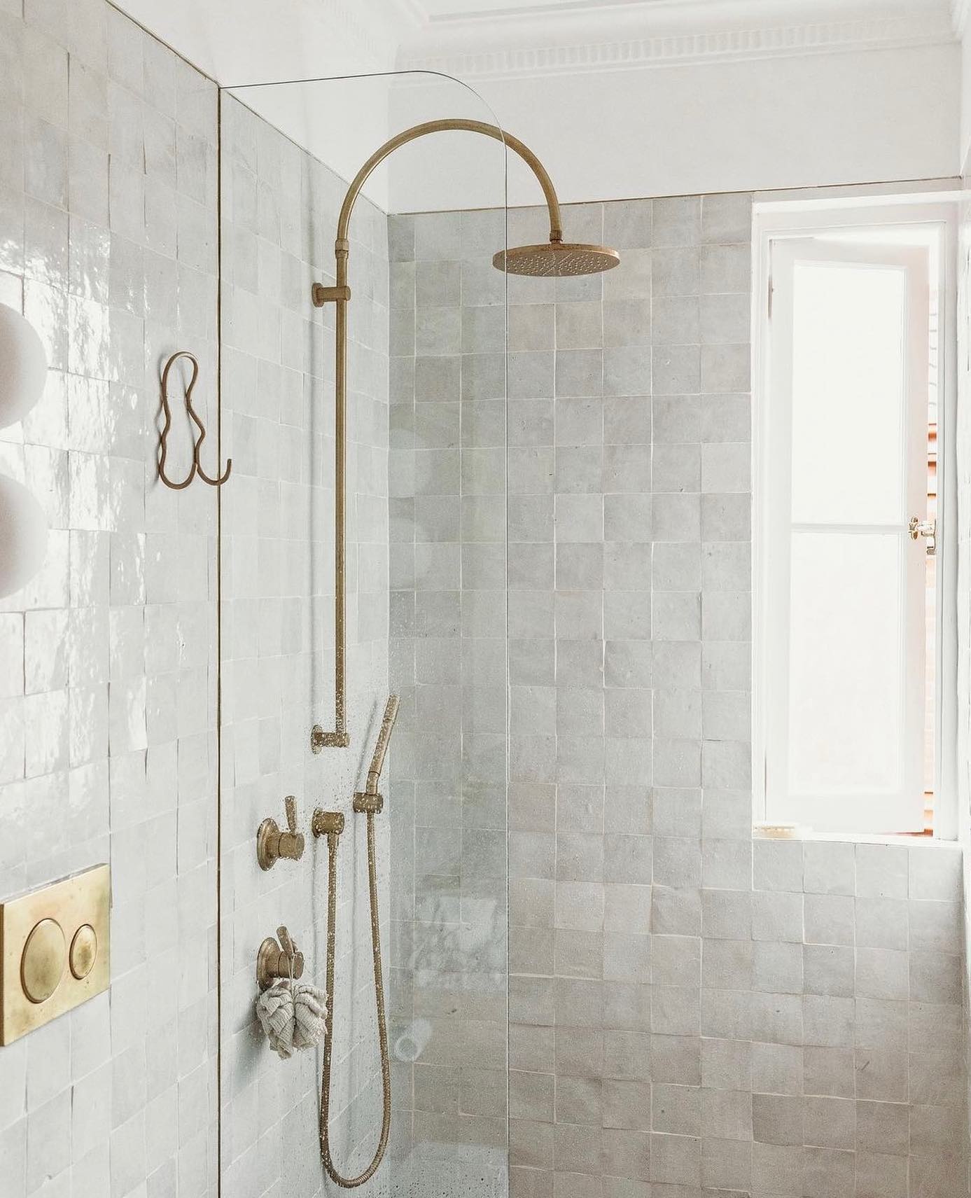 Chic blush and woven warmth – Blush-pink walls and a basket-weave vibe meet crisp white tile in this sweet little shower corner, where a crisp window line brightens the cozy space.


(@ecohomegoals).