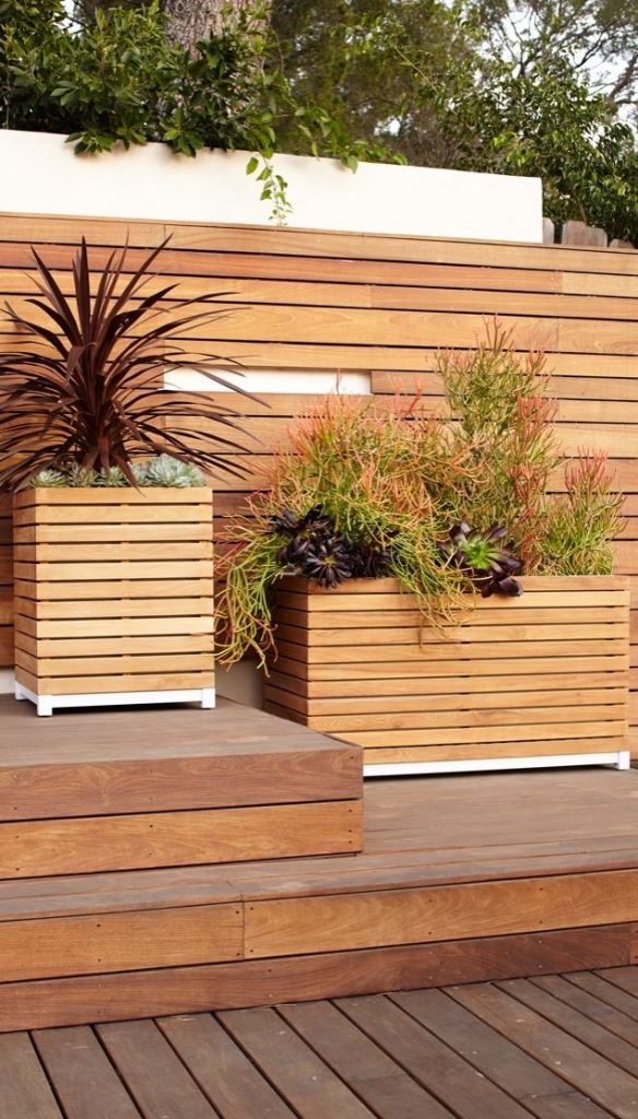 The slatted planters match the wall and the deck very well adding a modern feel to the space.