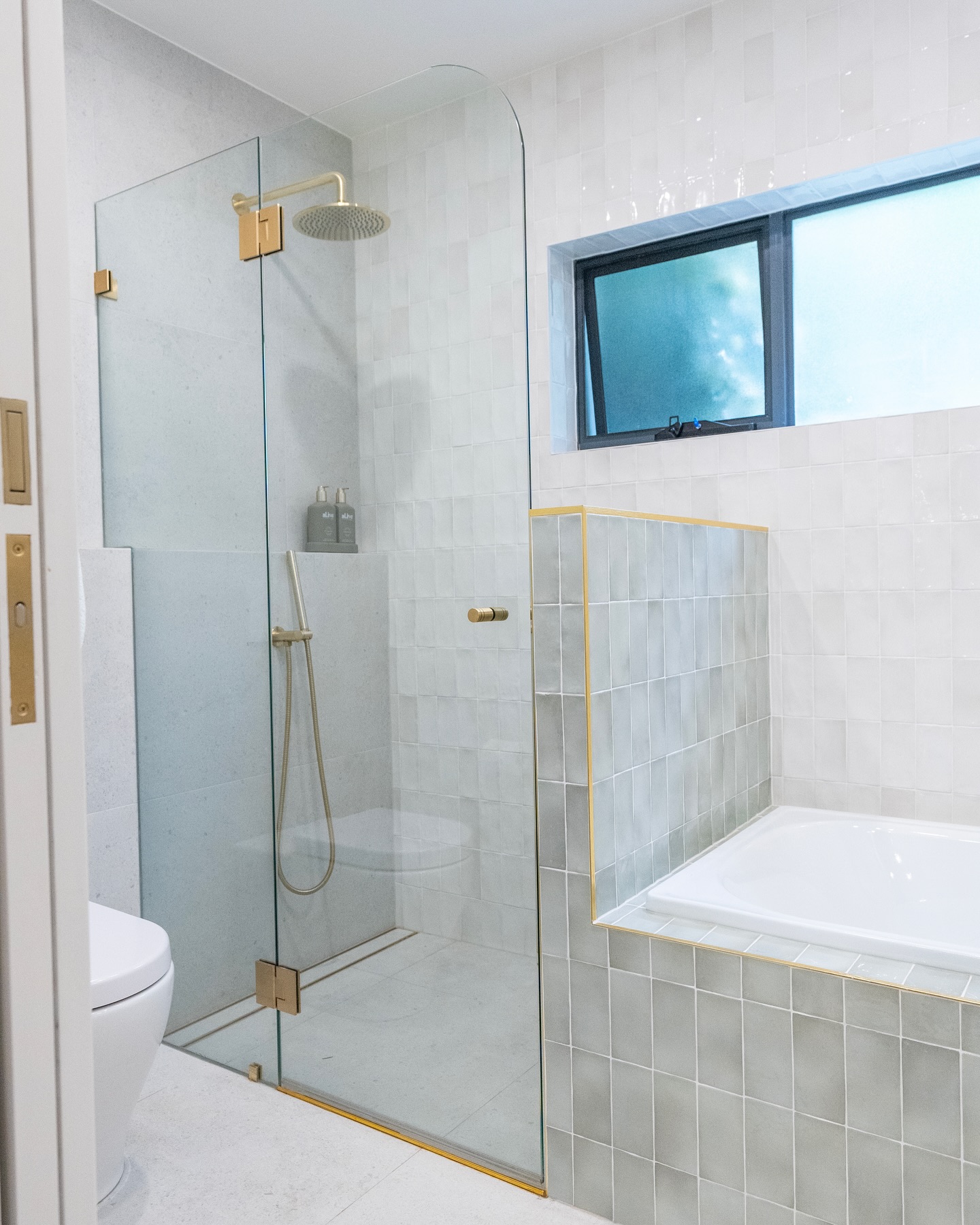 A clever design choice, this half wall acts as a divider between the bathtub and shower. It offers just enough separation without making the space feel cramped. The result is a clean, elegant layout that maximizes both comfort and style (@debono_constructions).