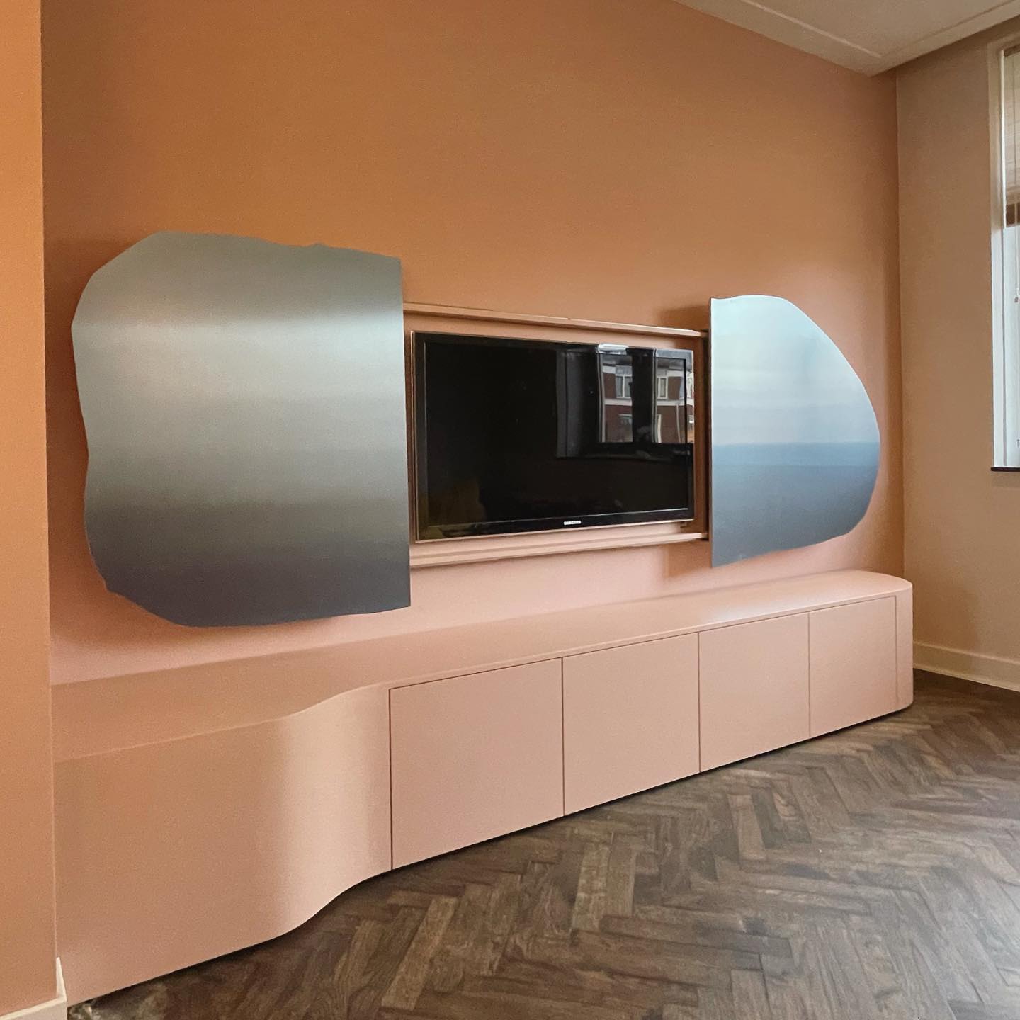 Sleek and sculptural—this TV cover looks more like wall art than a media unit. Perfect for a modern space where your tech should stay low-key.

(@fraaimakerij).