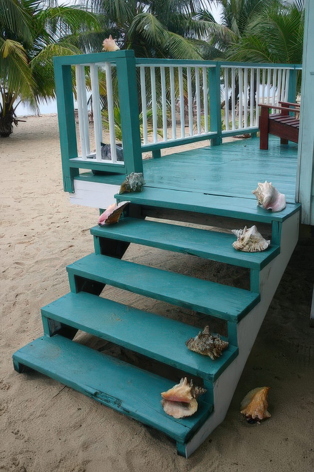 Simply place large seashells on the steps inside or outside the house to make it feel more beachside-like.