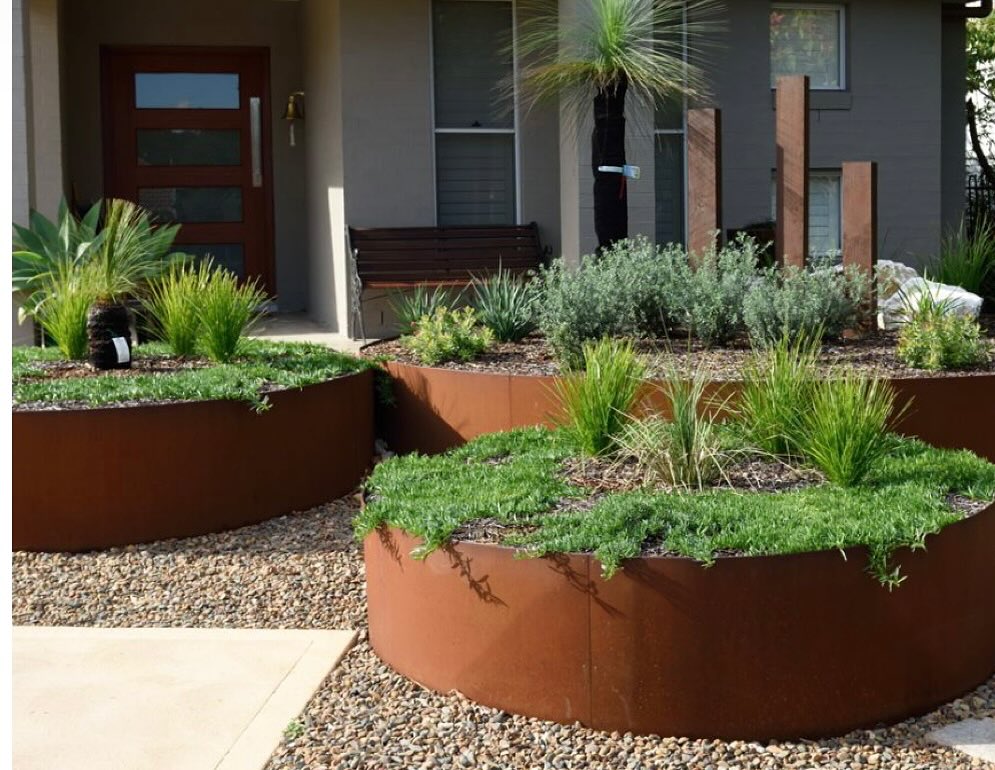 These raised beds made of metal are perfect for a modern, low-maintenance garden. They provide excellent drainage, protect plants from soil compaction, and add an industrial yet natural look to outdoor spaces. Whether used for vegetables, flowers, or shrubs, they’re a durable and stylish option.

(@pjrgardens).