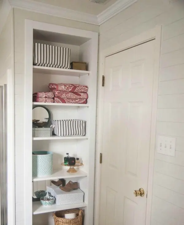 This niche shows off several shelves that provide enough storage and display space.