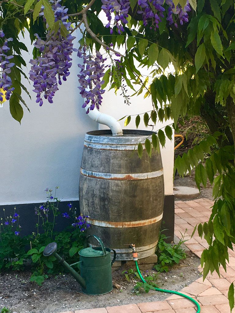 This shabby chic barrel looks very authentic and adds charm to the space. 

(via platsforvattnet).
