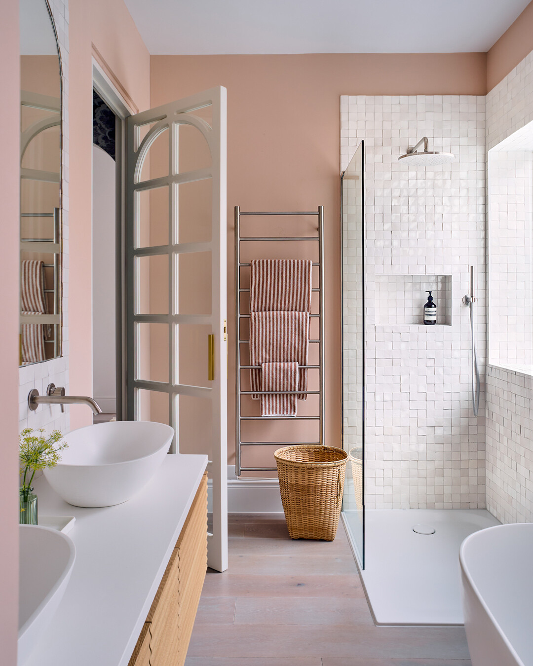 Warm brass and soft texture – Glossy white zellige tiles meet warm brass fixtures in this serene shower, where a petite window adds just the right touch of soft natural light.

(@mosaic.factory).